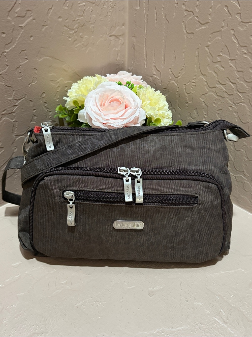 Baggallini Crossbody Bag in Dark Brown Leopard Print